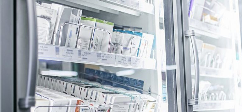 Medikamente in einem Schrank als Symbolbild für die Referenz von SVA mit dem Pharmagroßhändler Max Jenne