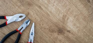 Werkzeug auf Holzuntergrund