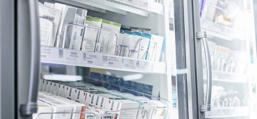 Medikamente in einem Schrank als Symbolbild für die Referenz von SVA mit dem Pharmagroßhändler Max Jenne