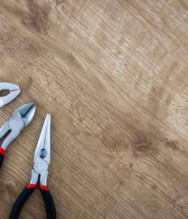 Werkzeug auf Holzuntergrund